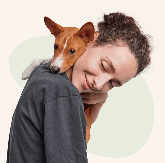 kobieta przytulająca psa na rękach